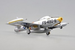 Aviao Republic F-84E Thunderjet                        37105 EASY MODEL