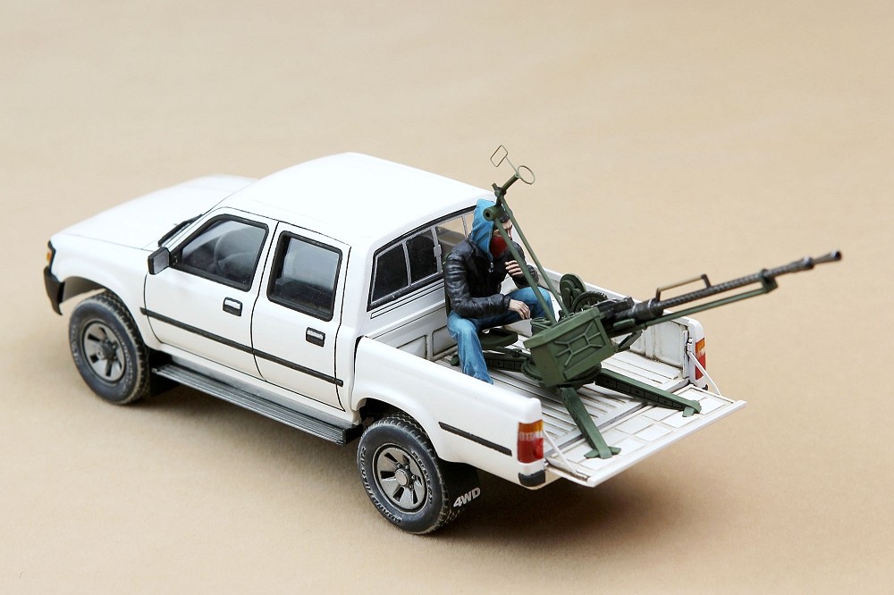 Pick-Up Toyota Hilux with ZU-1 Anti-Aircarft Cannon - MENG » Kits